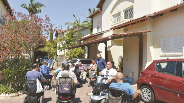 הפגנת הנכים מול ביתו של ניסנקורן (צילום: אבשלום ששוני)