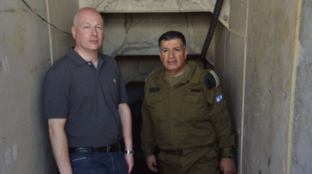 יואב מרדכי עם ג'ייסון גרינבלט (צילום: דוברות מתפ"ש)