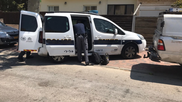 זירת האירוע בגן יבנה (צילום: דוברות המשטרה)