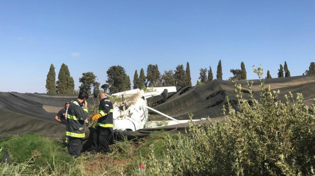 מטוס קל התרסק ליד כפר שמריהו (צילום: רועי סולמונס, תיעוד מבצעי מד"א)