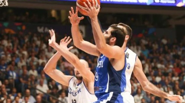 עומרי כספי בדרך לסל (צילום: דני מירון)