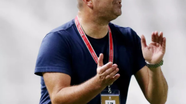 רן בן שמעון על הקווים במשחק נבחרת קפריסין (צילום: AFP)