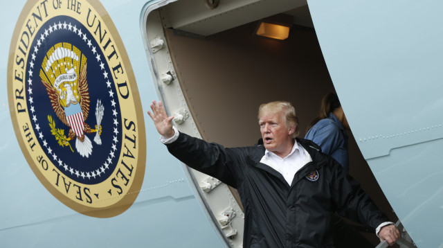 דונלד טראמפ בטקסס, אחרי הסופה (צילום: רויטרס)