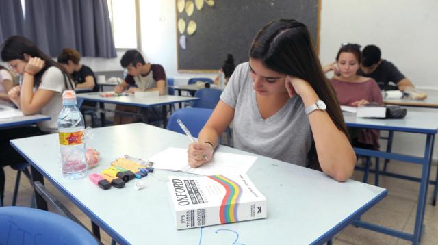 תלמידים נבחנים באנגלית (צילום: יוסי אלוני)