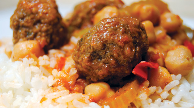 כדורי בשר עם רוטב על מצע אורז לבן (צילום: פסקל פרץ-רובין)