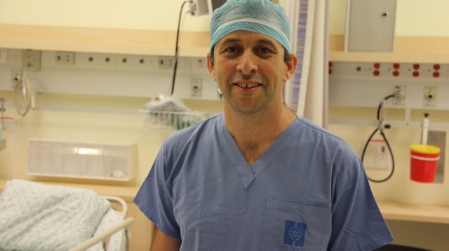  ד״ר גיא הידש אשר ניתח את הנערה (צילום: דוברות הדסה)