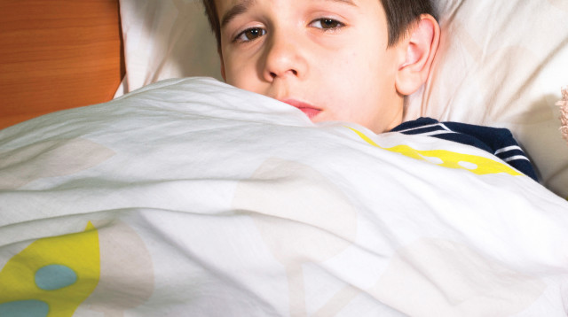 ילד שוכב במיטה, אילוסטרציה (צילום: אינג אימג')