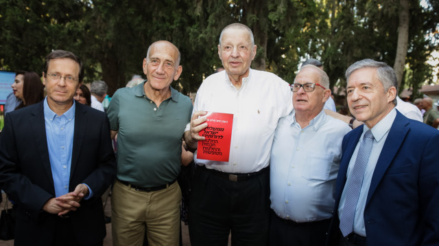 יוסי ביילין, דן קורן, חיליק גוטמן, אהוד אולמרט ויצחק (בוז׳י) הרצוג (צילום: עדי כהן צדק)