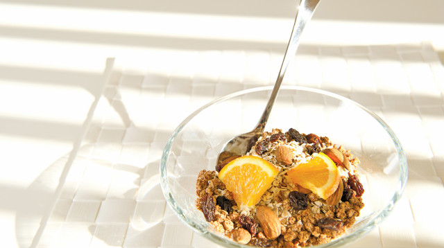 ארוחת בוקר, גרנולה (צילום: אינג אימג')