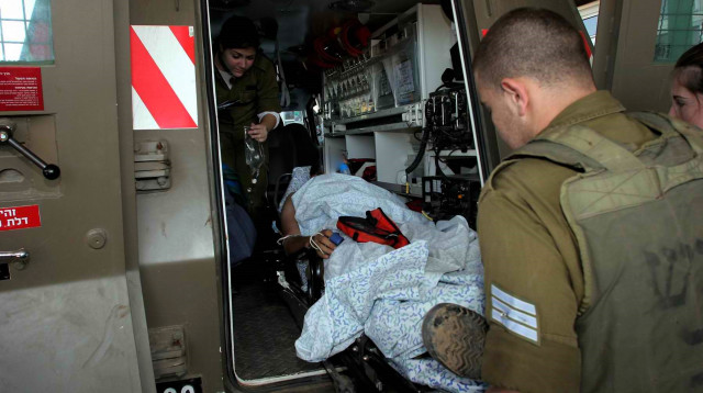 פינוי חייל פצוע (צילום: אדי ישראל, פלאש 90)