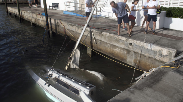 סירה ששקעה במרינה במיאמי בעקבות הוריקן "אירמה" (צילום: AFP)
