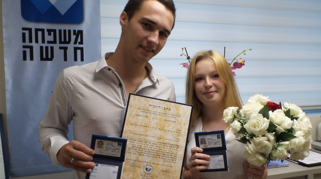 אנדרי ואלינה בטקס נישואיהם עם עו"ד אירית רוזבלום, מנכ"לית משפחה חדשה  (צילום: משפחה חדשה)