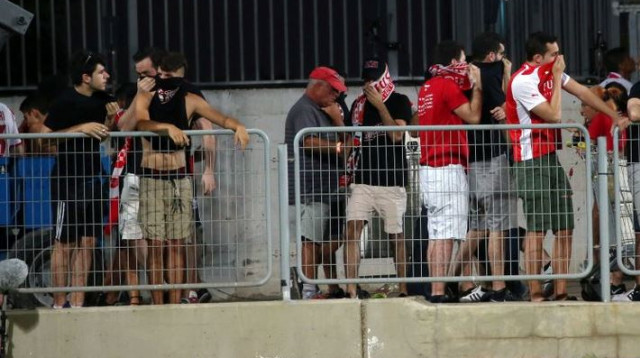 אוהדי הפועל ת"א, לאחר שרוססו בגז (צילום: אודי ציטיאט)