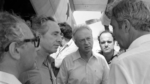 ראש הממשלה יצחק רבין, שר הביטחון שמעון פרס ואילן תהילה מקבלים את פני החטופים (צילום: אורי הרצל צחיק)