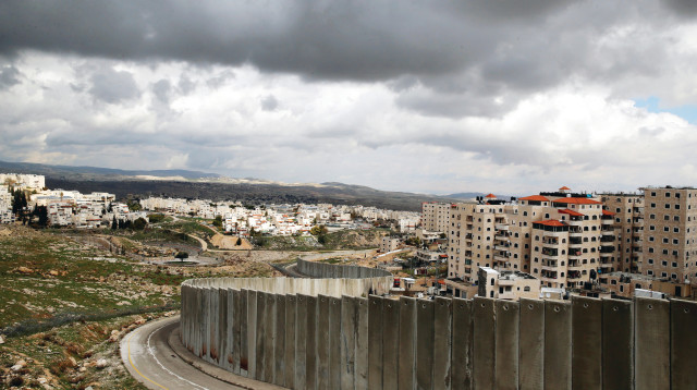 בין פסגת זאב למחנה הפליטים שועפאט (צילום: רויטרס)