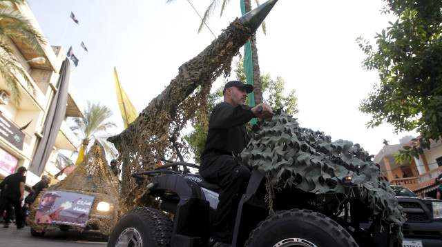 פעיל חיזבאללה נוהג ברכב שעליו מוצב טיל (צילום: רויטרס)