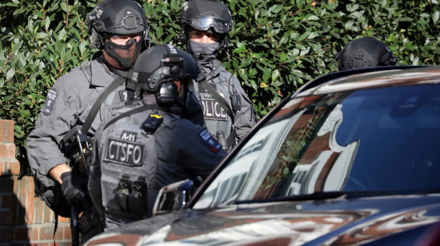 שוטרים חמושים בזירת הפיצוץ בלונדון (צילום: רויטרס)