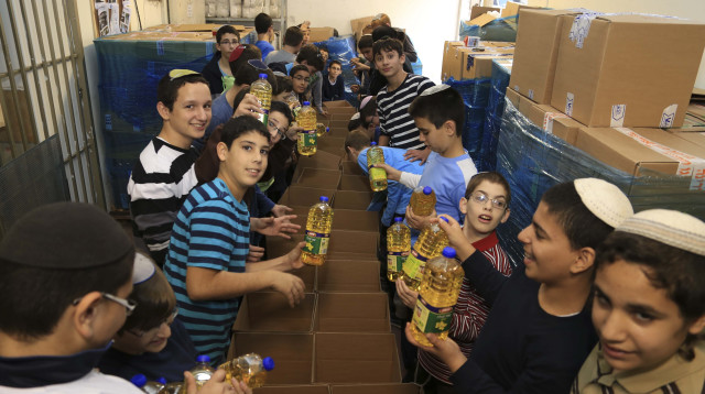 מתנדבים אורזים משלוחי מזון בעמותת חסדי נעמי (צילום: חסדי נעמי)