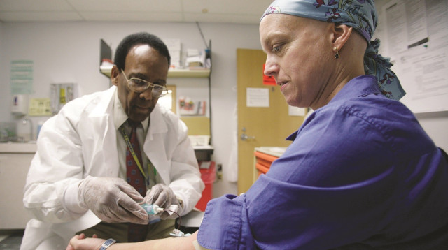 מטופלת מקבלת טיפול כימותרפיה (צילום: רויטרס)