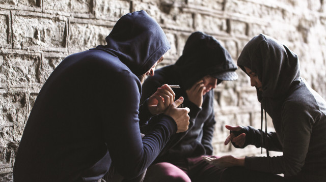 נערים מעשנים סמים (צילום: אילוסטרציה: אינג אימג')