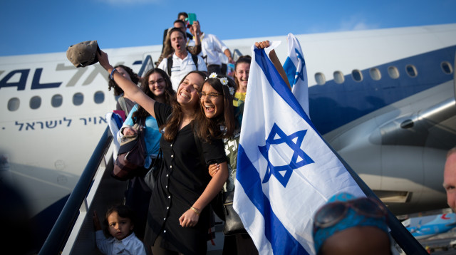 עולים חדשים (צילום: מרים אלסטר, פלאש 90)