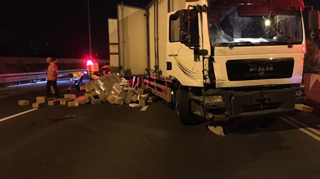 המשאית מהתאונה בכביש 4 (צילום: מד"א)