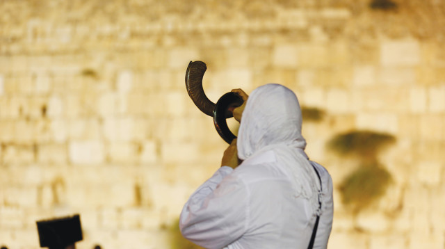 תקיעת שופר בכותל המערבי (צילום: רויטרס)