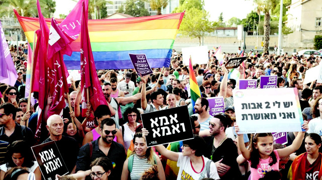 הפגנה של הקהילה הגאה בנושא האימוץ (צילום: פלאש 90)