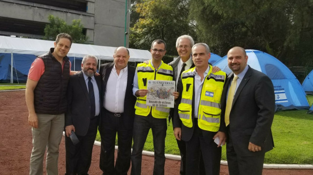 שגריר ישראל במקסיקו יונתן פלד עם בכירי הקהילה היהודית (צילום: משרד החוץ)