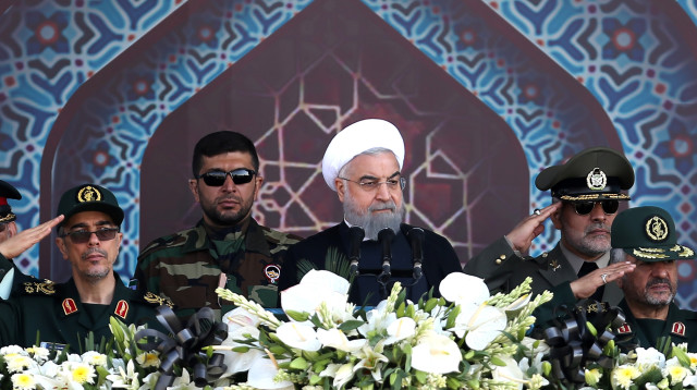 נשיא איראן חסן רוחאני במצעד צבאי (צילום: רויטרס)
