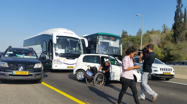 מחאת הנכים, חסימה בכביש 1 (צילום: אליס היימן)