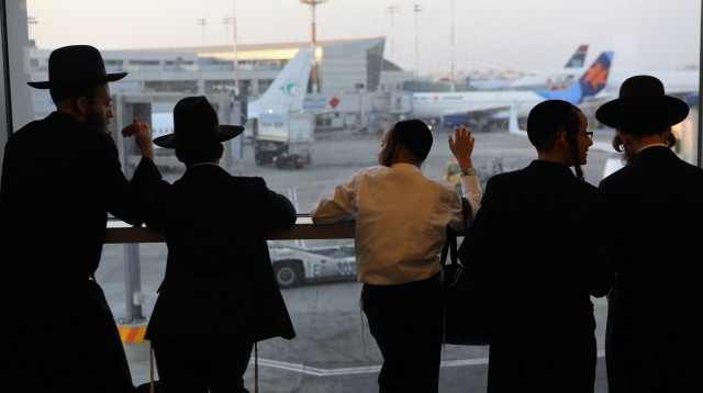 חרדים בנתב"ג (צילום: יעקב נחומי, פלאש 90)