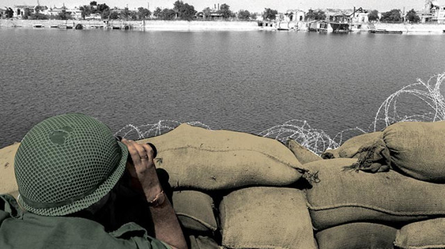 חייל צה"ל משקיף על התעלה  בין ההתשה לכיפור  (צילום: לע"מ)