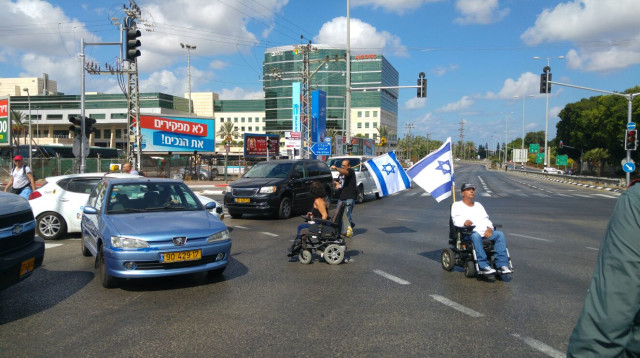 נכים חוסמים את צומת רעננה צפון (צילום: הנכים הופכים לפנתרים)