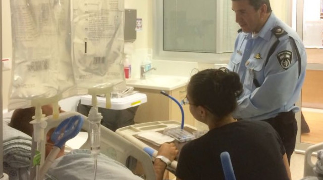 פקד מחוז ירושלים, ניצב יורם הלוי, בביקור אצל פצוע מהפיגוע בהר אדר  (צילום: דוברות המשטרה)