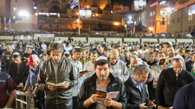 סליחות בכותל (צילום: מרק ישראל סלם)