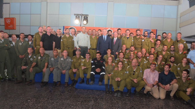 ראש הממשלה, שגריר מקסיקו ומשלחת החילוץ (צילום: אבשלום ששוני)