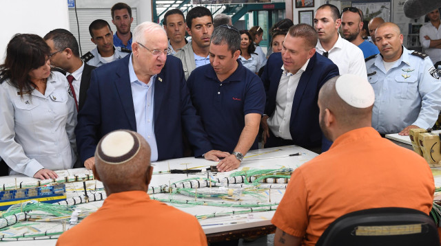 הנשיא ריבלין בביקור בבית הסוהר (צילום: מארק ניימן, לע"מ)