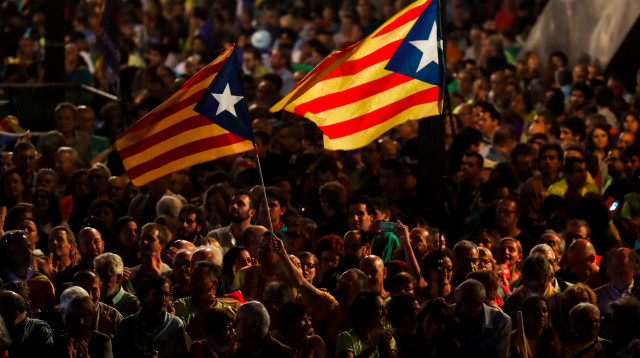 מפגינים למען עצמאות קטלוניה ברחובות ברצלונה (צילום: רויטרס)