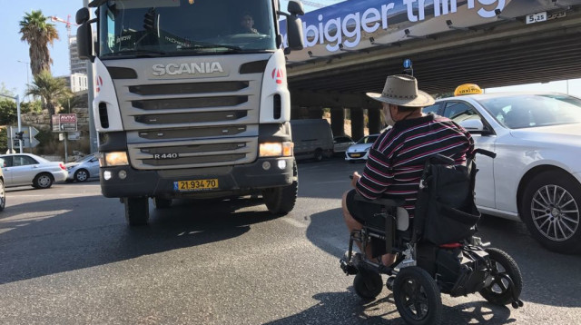 חסימת הנכים בצומת הסירה (צילום: אבשלום ששוני)