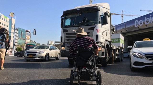 חסימת הנכים בצומת הסירה (צילום: אבשלום ששוני)