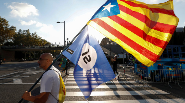 מפגינים למען עצמאות קטלוניה ברחובות ברצלונה (צילום: רויטרס)