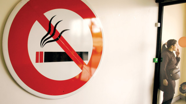 שלט נגד עישון בצרפת (צילום: רויטרס)