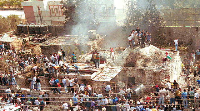 פלסטינים בקבר יוסף באירוע מותו של מדחת יוסף (צילום: פלאש 90)