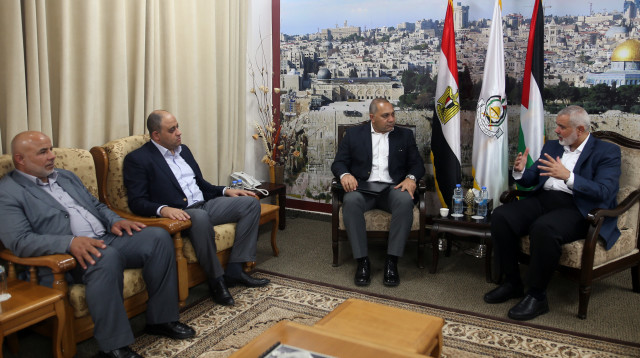 הניה במהלך שיחות הפיוס ברצועת עזה (צילום: AFP)