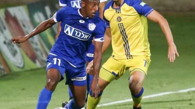 עומר אצילי נלחם על הכדור (צילום: דני מירון)