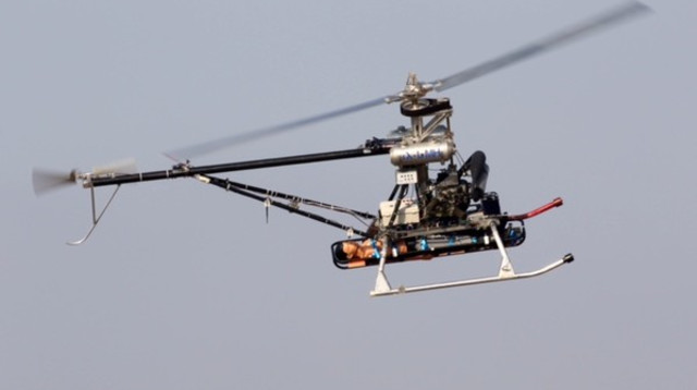 מסוק קטן לא מאויש סוחב פצוע (צילום: התעשייה האווירית)