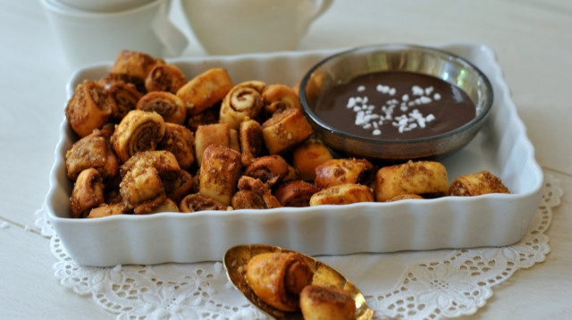 נגיסי שמרים בסוכר  וקינמון בגנאש שוקולד (צילום: פסקל פרץ-רובין)