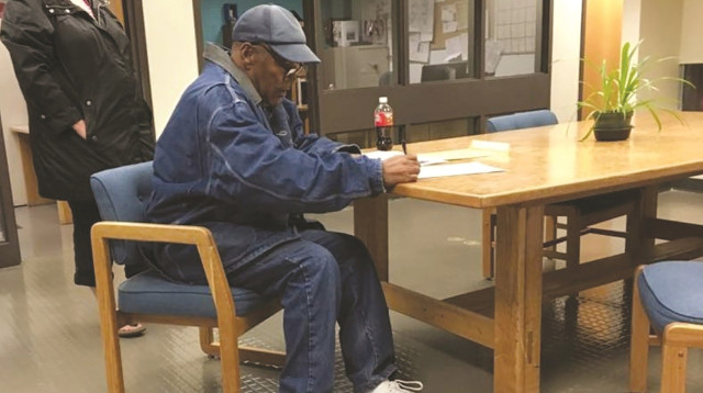 או. ג'יי. סימפסון חותם על מסמכי השחרור (צילום: AFP)