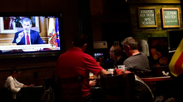 אזרחי ספרד צופים בשידור הנאום של המלך פליפה (צילום: AFP)